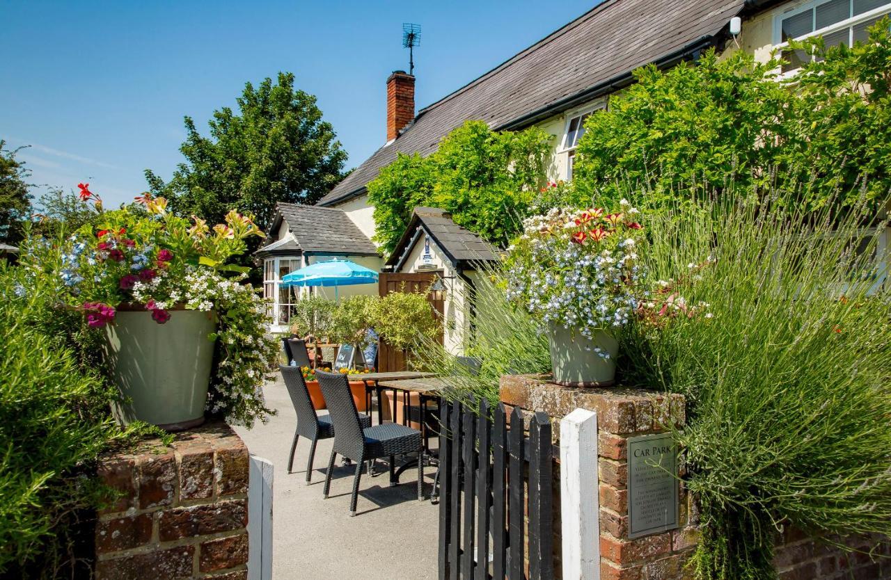 The Cricketers Clavering Bagian luar foto